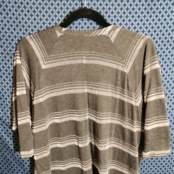 Eight Sixty - Women's 2 tone grey, 3/4 sleeve top with vertical stripes. Size- M - Picture 5 of 6